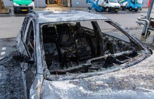 Auto volledig uitgebrand Philippusweg Schiedam