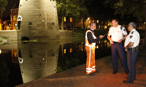30 augustus Auto ramt auto en rijdt het water in Schiedam
