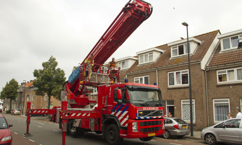 27 juli Brandweer jaagt kat van het dak Vlaardingen