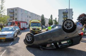 Auto over de kop Van Noortwijckstraat Rotterdam
