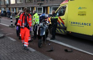 Scooterrijder gewond na botsing tegen wegversmalling Nieuwstraat Schiedam