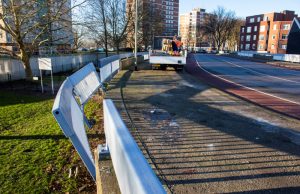 Automobilist ramt hek en vlucht Havendijk Schiedam