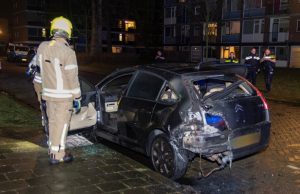 Auto in brand gestoken Piersonstraat Schiedam