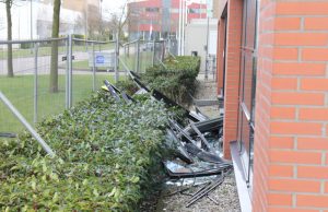 Geveldeel van leegstaand pand kapot gewaaid Piet Heinstraat Schiedam