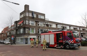 Afdekzeil los gewaaid door harde wind Rembrandtlaan Schiedam