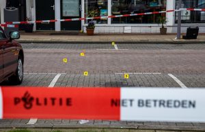 Raam van cafe vol kogelgaten na schietpartij Texasweg Hoogvliet