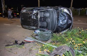 Auto vliegt uit de bocht Olympiaweg Rotterdam