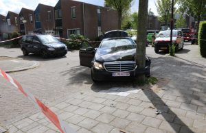 Auto crasht tijdens achtervolging Frieslandlaan Vlaardingen