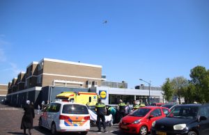 Vrouw gewond in auto door messteek Reigerlaan Vlaardingen