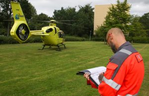 Traumahelikopter voor inzet in Zonnehuis Dillenburgsingel Vlaardingen