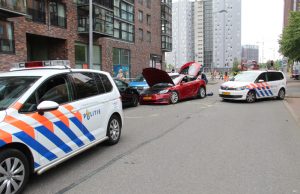 Gestolen Tesla klemgereden door de politie Lodewijk Pincoffsweg Rotterdam