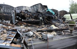 Grote brand verwoest woonwagen Industrieweg Rotterdam