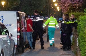 Auto ondersteboven de dijk af Mozartlaan Vlaardingen