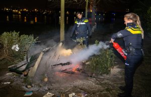 Kerstbomen op bankje in brand gestoken Maasboulevard Schiedam