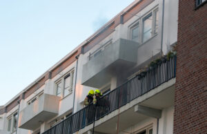 Veel rook bij woningbrand Mathenesserweg Rotterdam