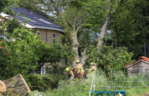 Boom valt op boerderijwoning Klein Huis te Velde Maasland