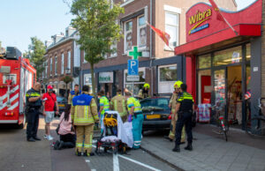 Auto rijdt tegen gevel van de Wibra Groenelaan Schiedam