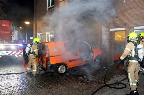 9 oktober Brandende bestelbus tegen gevel Oude Maasstraat Schiedam