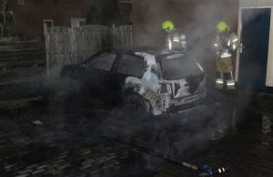Auto zwaar beschadigd na brand Van Kinsbergenplaats Vlaardingen
