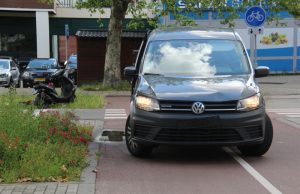 Scooterrijdster aangereden door auto Nieuwlandplein Schiedam