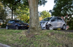 Aanrijding met drie auto’s Maassluisedijk Vlaardingen