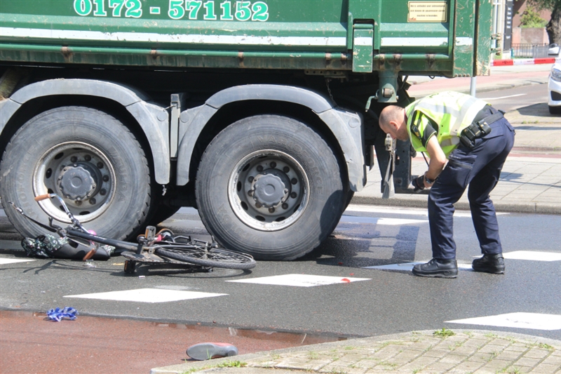 Fietsster Zwaargewond Na Aanrijding Met Vrachtwagen Goudsesingel ...