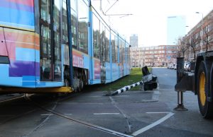 Tram naast de rails Schieweg Rotterdam