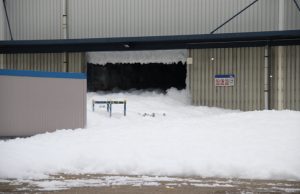 Enorme schuimberg stroomt uit loods in Rotterdam