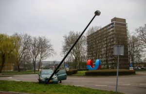 Auto komt tot stilstand tegen paal Reigerlaan Vlaardingen