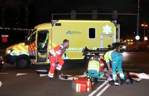 Auto over de kop na aanrijding, motorrijder zwaargewond ‘S-Gravelandseweg Schiedam