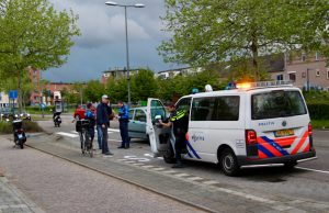 Auto rijdt tegen verkeersbord aan Slimme Watering Schiedam