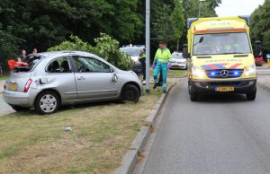Auto over de kop en tegen boom Burgemeester van Haarenlaan Schiedam