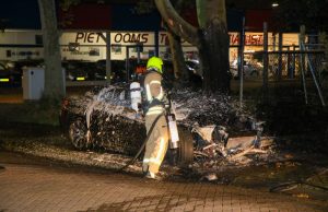 Auto in brand gestoken 4e Industriestraat Vlaardingen