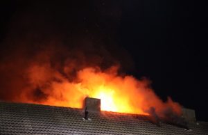 Uitslaande brand op zolder Nicolaas Beetsstraat Hellevoetsluis