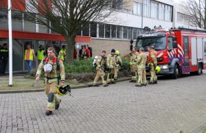 Ruim 100 werknemers op straat na melding brand Conradstraat Schiedam