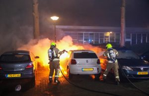 Auto in brand; brandstichting niet uitgesloten Zwaluwenlaan Vlaardingen