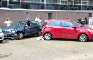 Auto rijdt parkeervak in en beschadigd meerdere auto’s Zwaluwenlaan Vlaardingen
