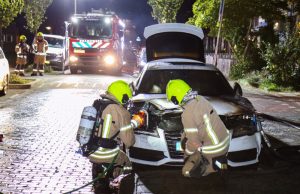 Auto gaat in vlammen op Kraanvogellaan Vlaardingen