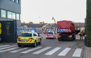 Grote rookwolken bij scheepsbrand Koggehaven Vlaardingen