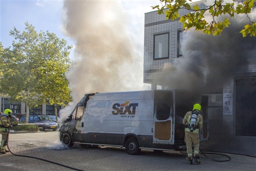 13 september Bestelbus vol met pakketjes uitgebrand Vareseweg Rotterdam