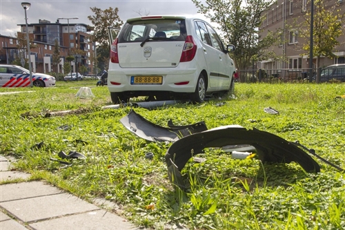 13 september Uit de bocht op lantaarnpaal tot stilstand Zwaluwlaan Schiedam