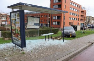 Auto via boom tegen bushokje Boerhaavelaan Schiedam