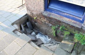 Gaten in de stoep na waterlekkage Cornelis Drebbelstraat Schiedam