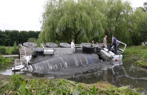 Betonmixer glijdt van weg in sloot Groeneweg Schiedam