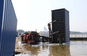 Heftruck met container kantelt in Zevenhuizerplas Rotterdam