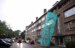 Bouwsteiger valt om Julianalaan Schiedam