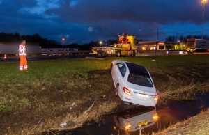 Auto bijna te water A20 Vlaardingen