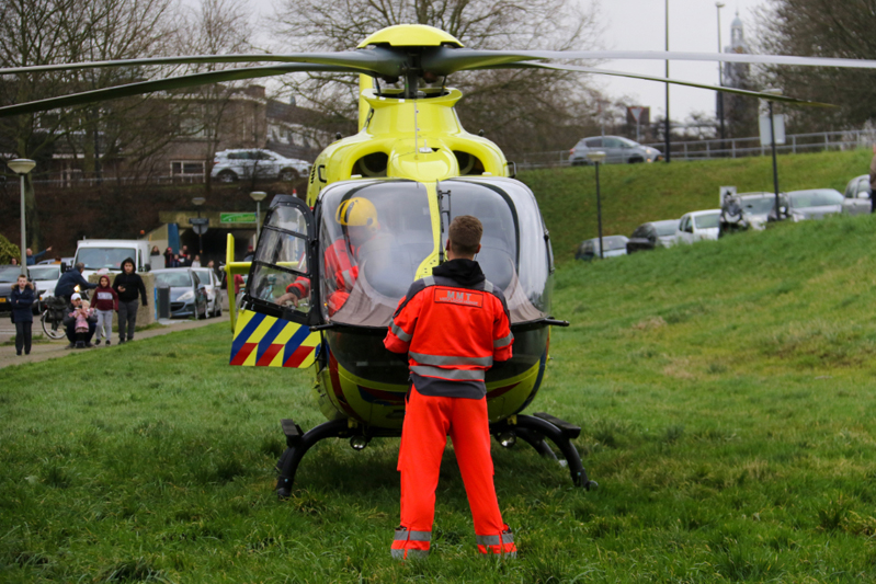 Piloot traumahelikopter landt op zelfde plek Curaçaolaan Vlaardingen Piloot traumahelikopter landt op zelfde plek Curaçaolaan Vlaardingen
