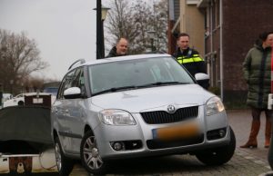 Voertuig bijna te water Prinsekade Maassluis