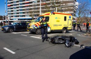 Scooterrijder zwaargewond na botsing met auto Bentinckplein Rotterdam